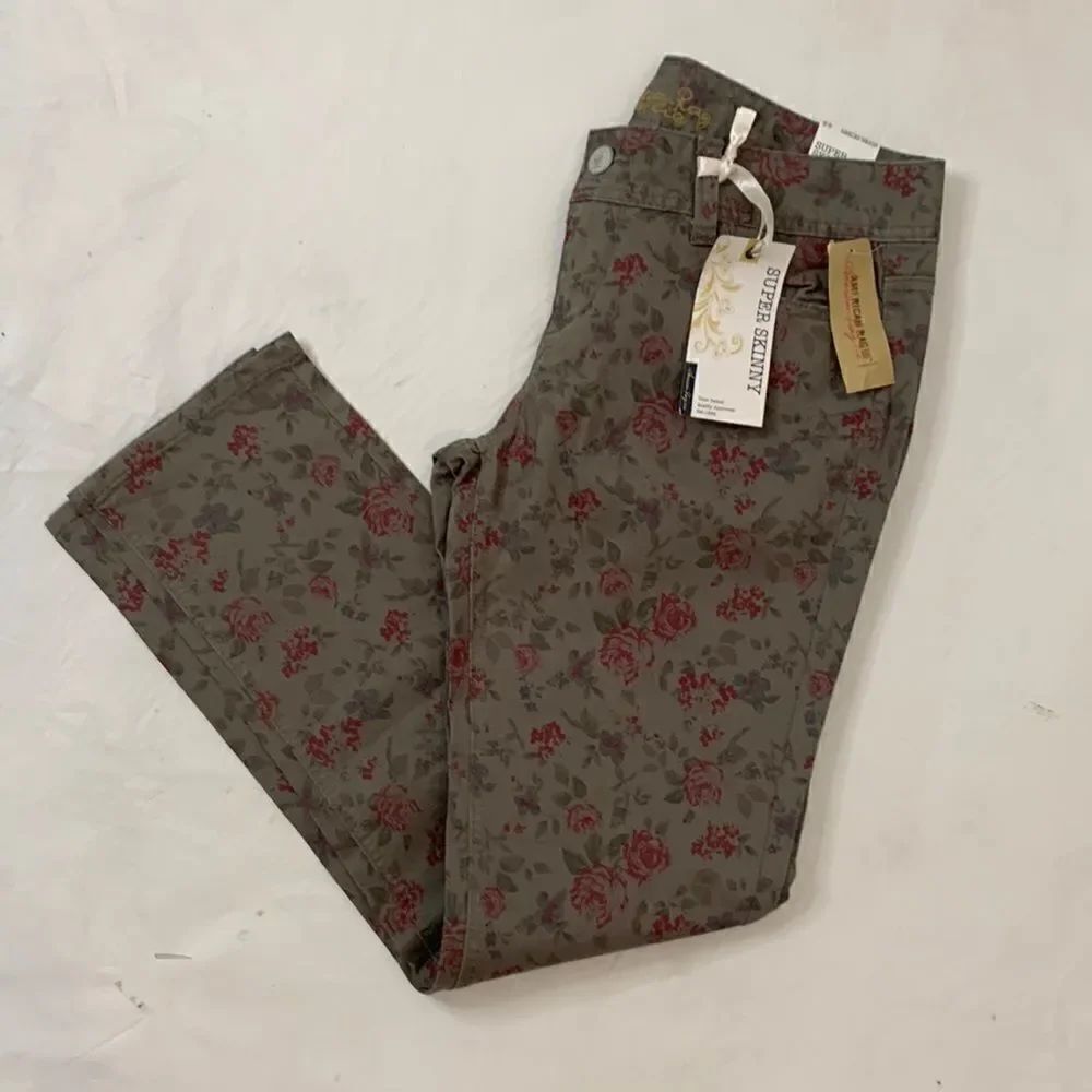 American Rag Sz 9-S Super Skinny Dusty Olive Rose Pattern 5 Pocket Woman’s Jean